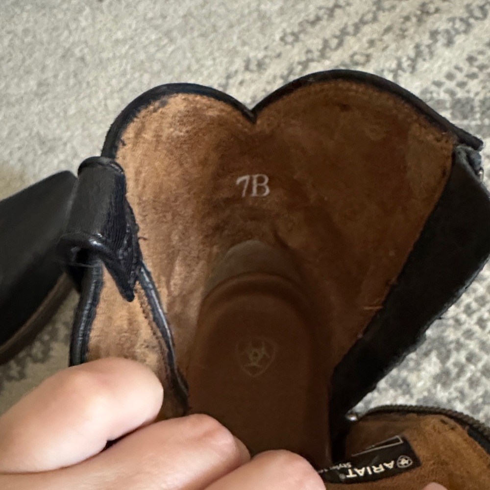 Ariat Women’s 7B Black Leather Ankle Booties - Picture 4 of 7